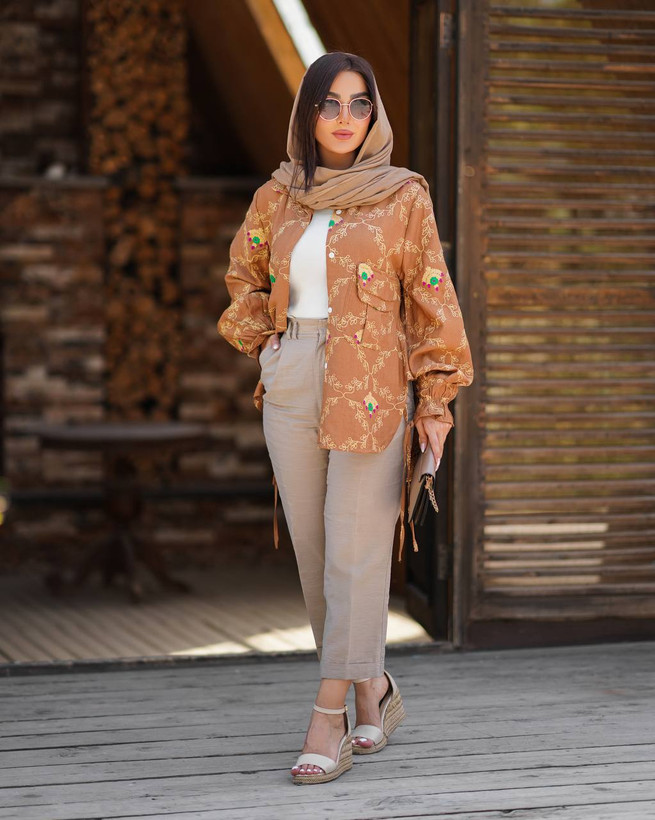 مانتو جلو باز